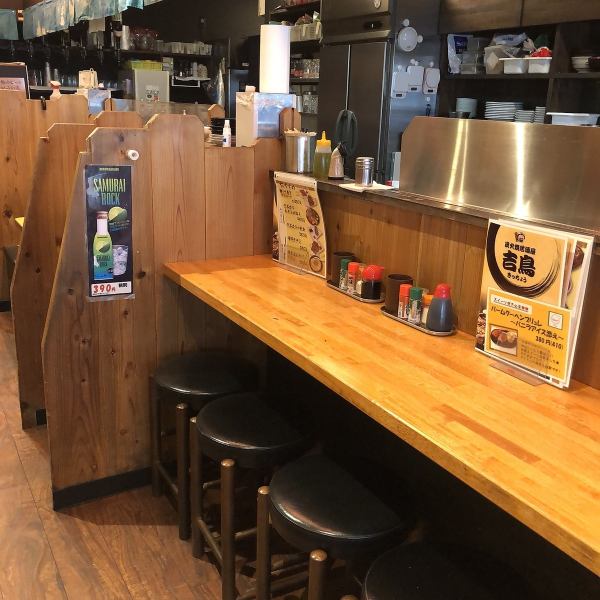 【カウンター席】一人飲みにぴったりなカウンター席。深夜遅くまで営業してるので2軒目、3軒目での利用にも是非★ネット予約もお一人様から可能なので、お気軽にどうぞ！皆様のご来店をお待ちしております。