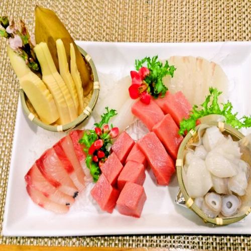 제철 생선을 맛볼 수 있는 “천연 생선회 모듬” 2260엔(부가세 포함)