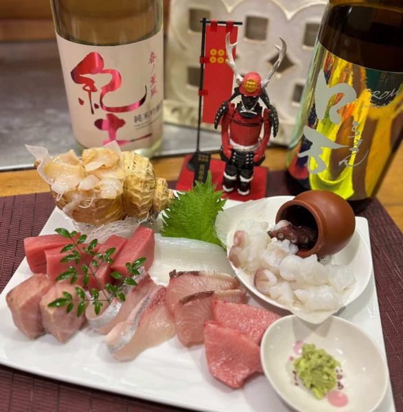 旬の鮮魚が味わえる『天然　お刺身盛り合わせ』2260円(税込)