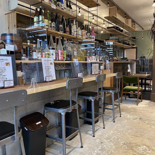Counter seats that are easy to use for bar use, meals, and dates for one person ◎ The retro atmosphere of the store is laid out so that you can relax and enjoy meals such as wood-grained tables and foliage plants! Please come.