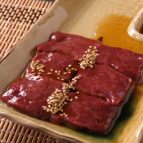 【鮮度抜群レバー！】濃厚な旨味にとろけるような食感が魅力◎牛上レバー(塩・みそ・ごま油)各900円(税込)