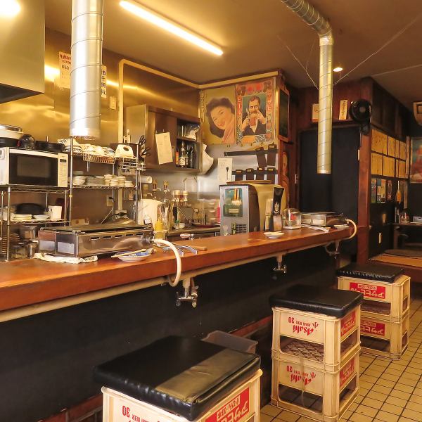 【お一人様～デート利用まで大歓迎！】仕事帰りにふらりと寄れる当店は、サク飲みしたい方にぴったりのカウンター席があり、カジュアルデートにも最適です☆レトロな雰囲気が心を和ませ、友人と気軽におしゃべりを楽しむのにも◎リラックスしたひとときをお過ごしください。お酒と共に素敵な時間をお楽しみいただけます♪