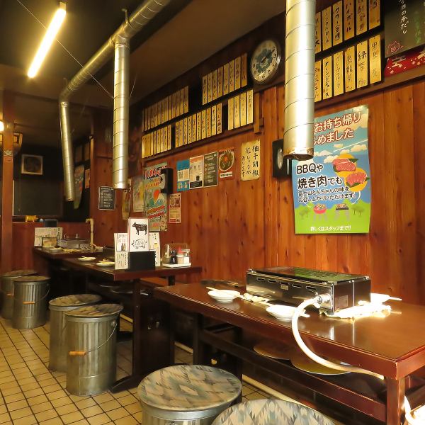 【家族や友人との飲み会に最適◎】アットホームな昭和レトロな店内は、家族と一緒にくつろげるテーブル席があります。友人と気軽に集まる飲み会や各種宴会に最適で、コースや、飲み放題ご用意しています。また、貸切をご希望の場合は事前にご相談ください。みんなで楽しいひとときを過ごし、心温まる時間をお楽しみ下さい。