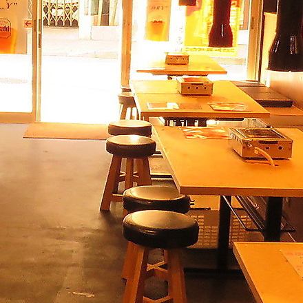 We have recommended seats for small groups such as drinking parties and dinner parties with friends.There is a large ventilation opening on the table, so you can enjoy your meal without worrying about smoke ♪ Because it is a face-to-face type, conversation is also lively!