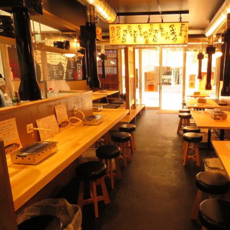 We have counter seats that you can feel free to use for one person or a small group of people.The fragrant scent drifting from the kitchen in front of you will arouse your appetite ♪ Have a good time in the bright and lively store!