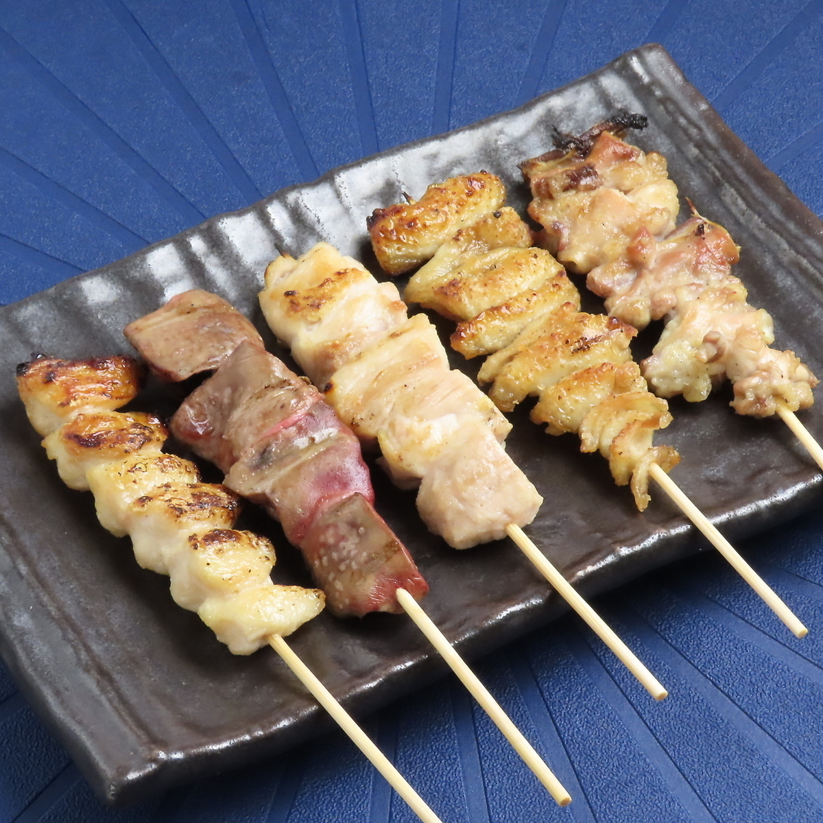 【お手頃宴会プラン！】焼鳥・刺身・鍋の全7品を含むお手頃宴会向けコース 3,300円(税込) | 隠れ家 うめ吉