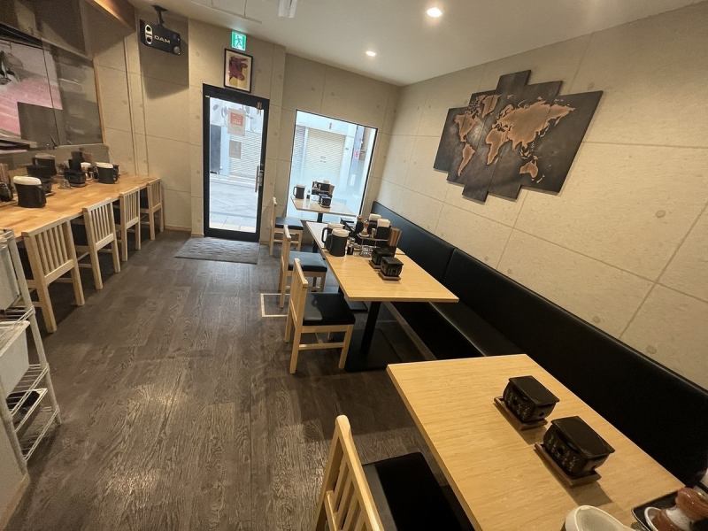 There are tables and counter seats, and the tables can be connected freely.It can also be used for family meals and girls' gatherings.Of course, solo travelers are also welcome!If you want to enjoy a quick meal, please feel free to stop by!Alcohol is also available, so you can also enjoy a drink◎