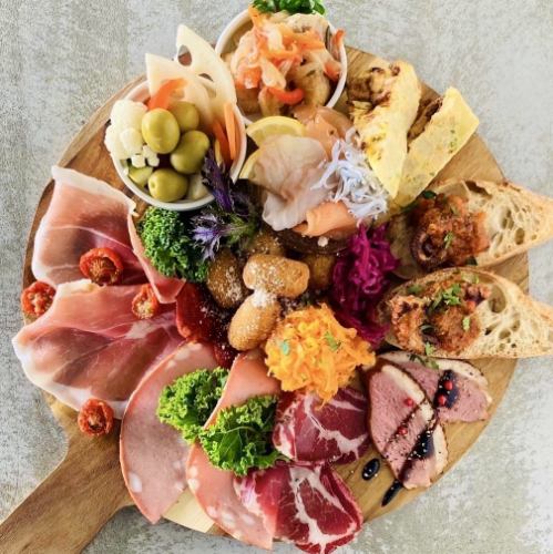 Appetizer platter: 6 or more items including prosciutto and marinated vegetables (1 serving)