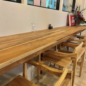 Counter seats where you can eat freshly baked bread purchased in the store. Cafe use is also welcome. Electrical outlets are also provided!