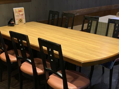 大きいテーブル席は最大8名様まで座れます！テーブルが広いのでコンパや少人数で様々料理を試したい方におすすめです♪