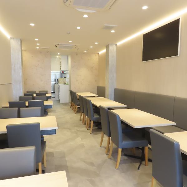 今年3月にリニューアルオープンしたばかりの店内は清潔感あふれる空間。木を基調とした店内は、一歩足を踏み入れると木の温もりと香りに包まれ、落ち着いた雰囲気の中でゆっくりとお食事を楽しみたい方にぴったりです◎モダンさと伝統的な韓国の温かみが融合した、どなたでもリラックスできるお店です。