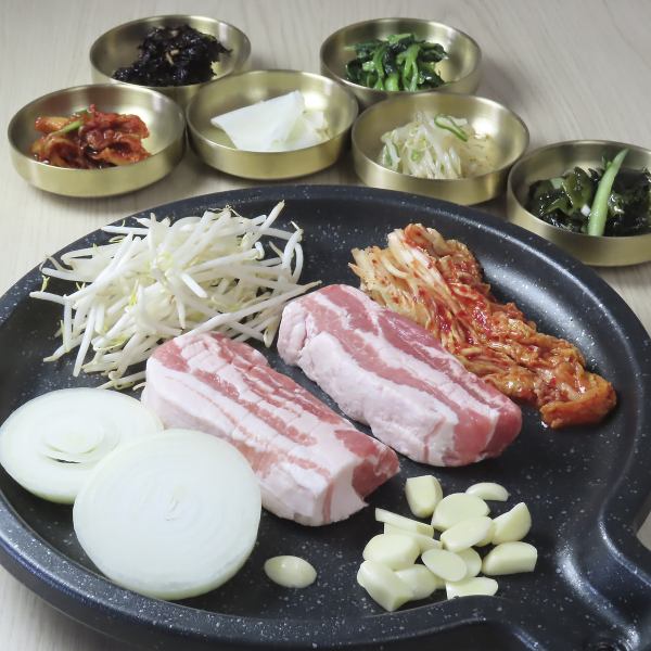 おひとり様やランチ利用も大歓迎!観光地近くという便利な場所にありながら、おひとり様でも気兼ねなく立ち寄れるアットホームな雰囲気が自慢です。お昼どきにはお得なランチ営業も行っており、お仕事の休憩や観光中のランチにもぴったり◎木の温かみのある店内で、自分へのご褒美に本格的な韓国家庭料理を楽しみませんか?