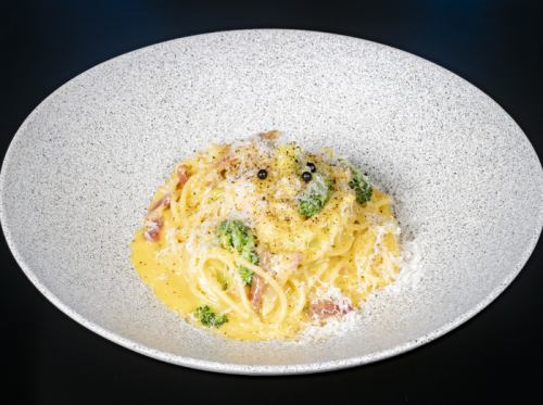 トリュフ風味のカルボナーラ スパゲッティーニ