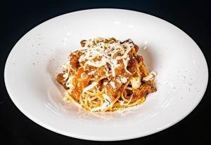 馬肉のラグー（仕上げにスカモルツァ） スパゲッティーニ