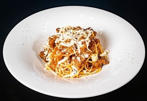 馬肉のラグー（仕上げにスカモルツァ） スパゲッティーニ
