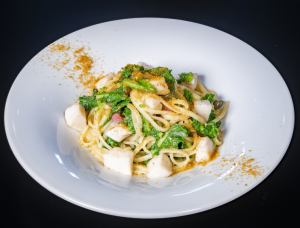 帆立と季節野菜とカラスミ  リングイネ