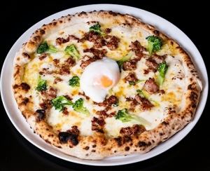 サルシッチャとブロッコリーと半熟卵のピッツァ