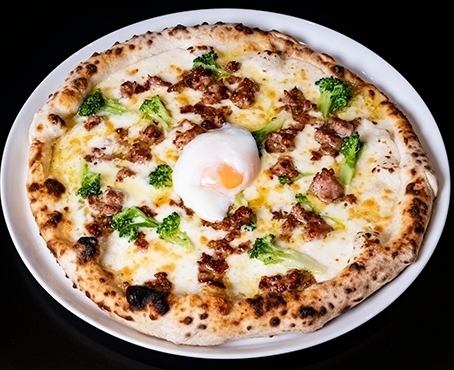サルシッチャとブロッコリーと半熟卵のピッツァ