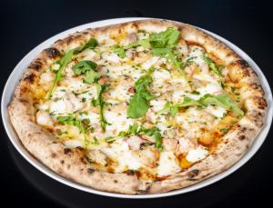 魚介類とセルバチコのピッツァ