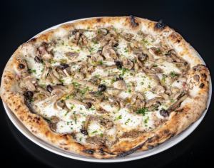 4種類のキノコとマッシュルームペーストのピッツァ
