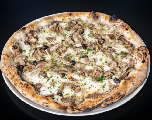 4種類のキノコとマッシュルームペーストのピッツァ