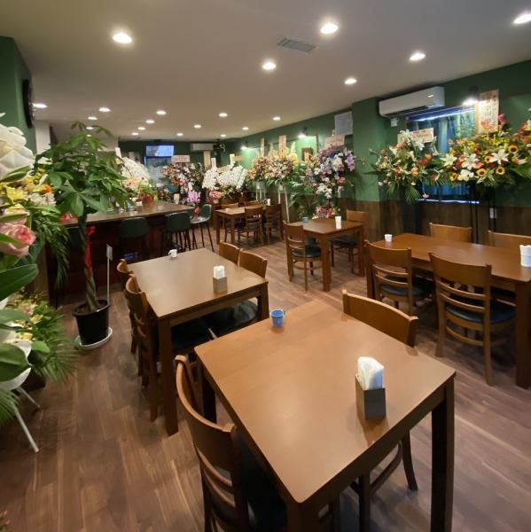 店内には20席近くテーブル席をご用意しております。団体様でもご利用も可能です。アットホームな空間で当店ならではのお料理を存分にお楽しみください。