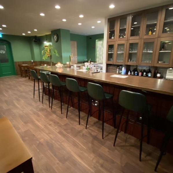 当店のイチオシは広々としたカウンター席です。お一人様も気軽にご来店ください！会社帰りや地元の方、様々なシーンでご利用可能です！