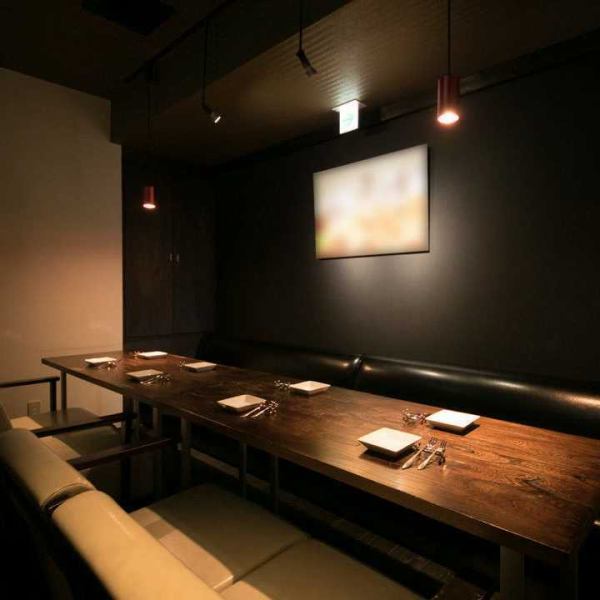 店内には3つのTVモニターを完備しており、お一人でゆったりと、またはご友人と一緒にスポーツ観戦を楽しむことができます！ 日常を忘れさせる落ち着いた空間で、心ゆくまでリラックスした時間をお過ごしください。貸切時にはお好きな映像を流すことも可能で、様々なシーンに対応可能です◎是非ご要望をお聞かせください。