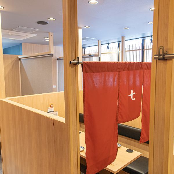 プライベート感を大切にしたいシーンに最適な、のれんで仕切られた半個室をご用意しております。周囲を気にせず、ゆったりとお食事や会話をお楽しみいただけるのが魅力です。お席を繋げることも可能ですので、少人数から団体様まで、どんな人数にも柔軟に対応いたします。ぜひ当店の落ち着いた空間をご活用ください◎