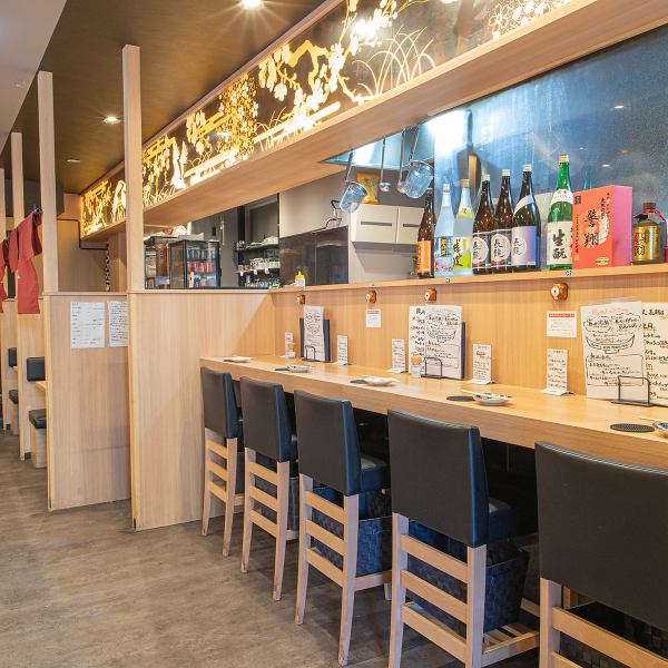 店内は木をメインに使用した純和風の造りで、温かみのある明るい雰囲気が広がっています。一歩足を踏み入れれば、都会の喧騒を忘れてリラックスできるはずです◎落ち着いた空間は、お子様連れのご家族やカップルでのデートにもおすすめです。木の香りと柔らかな照明に包まれながら至福のひとときをお過ごしください。