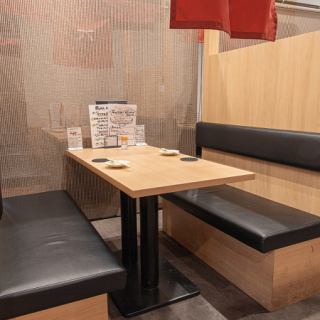 我們有六張可容納四人的桌子。這是一個半私人房間。