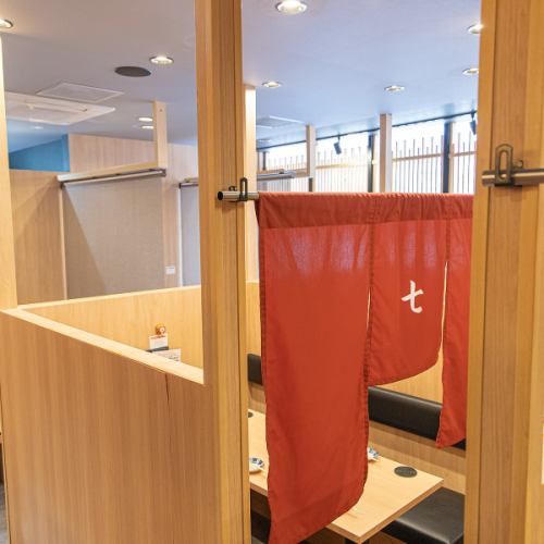 我們有兩張桌子,每張桌子可容納 6 人。這是一個半私人房間。