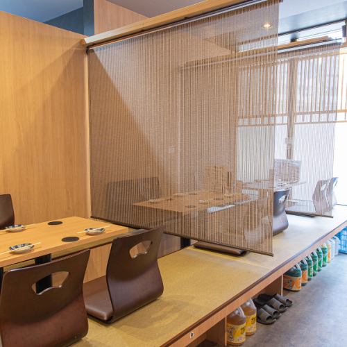 我們有三張帶有下沉式座椅的桌子,每張桌子可容納四人。你的座位和旁邊的座位之間有隔板。