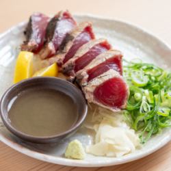 《当店1番人気》鰹の藁焼きタタキ（塩orゆずポン酢）