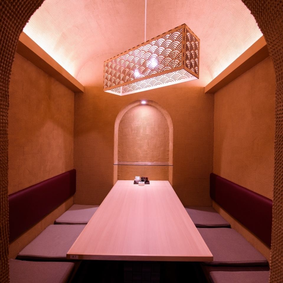 When you want to spend a relaxing time, you can have a meal in a special [complete private room]...