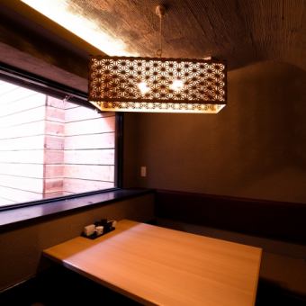 <Semi-private room> A private room for 4 people with impressive stylish lighting.