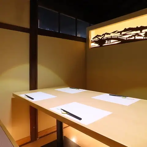 ＜二階席/喫煙可能個室＞二階の個室にて、あお季自慢のお料理をお愉しみいただけます。和の趣の落ち着いた雰囲気で、ご宴会や接待、ハレのお食事等、幅広くご対応可能です。人気のコース料理や厳選したお酒と共に極上宴会を。（御予約状況等に応じて、ご案内できない場合がございます。予めご了承ください。）