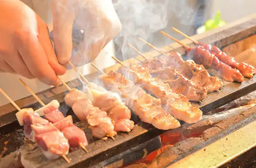 【職人の技】一本毎に職人が炭火で香ばしく焼き上げる本格焼鳥。厳選鶏の溢れる肉汁と秘伝のタレを堪能