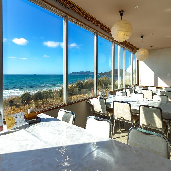 大型宴会に対応できる広々としたスペースを確保した店内は、ゆとりのあるテーブル配置で団体様にも安心です◎また、窓から10メートル先が浜辺で景色が一望できます！デートにもおすすめで、ご利用人数やシーンに合わせてレイアウト変更も可能で、特別な時間をサポートします！