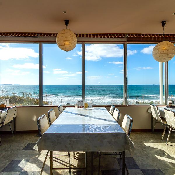 オーシャンビューが見えるテーブル席がございます。また、静かに過ごせるテーブル席はもちろん、会話を楽しめるカウンターもご用意◎リラックスできる空間で、大切な方と心地よい時間を過ごせます☆お一人様にも快適な設計で、気軽に立ち寄れる雰囲気です！