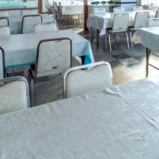 4名テーブルが3席ございます。