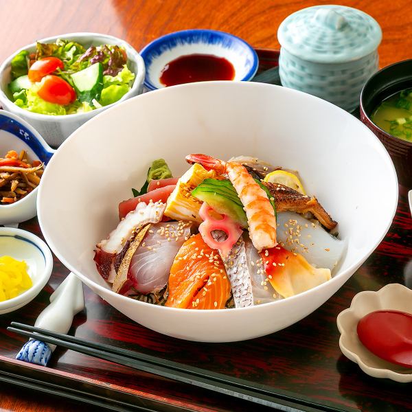 人気メニュー！豪華海鮮を使用した海鮮丼