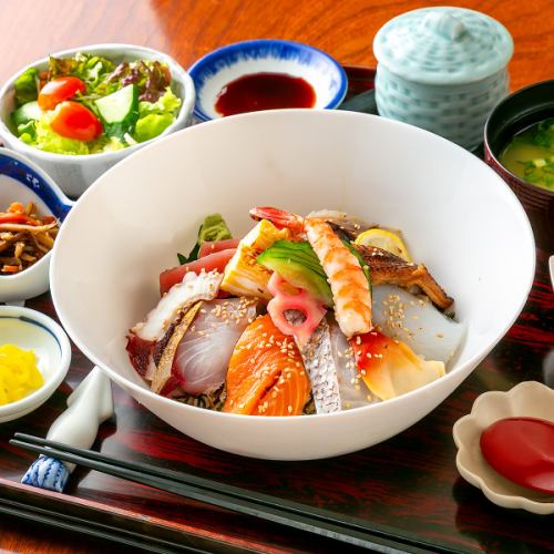 人気メニュー！豪華海鮮を使用した海鮮丼