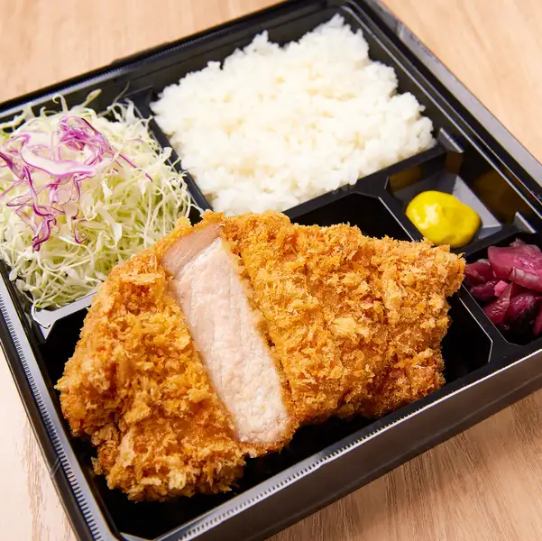 テイクアウトのご予約承っています。肉汁たっぷりなとんかつをご自宅でいかがですか?