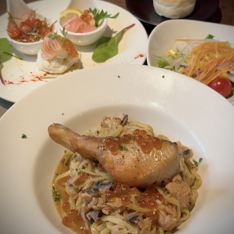 サーモン尽くしラグジュアリー夜パスタ（ムニエル＆ラグーソース＆イクラ）
