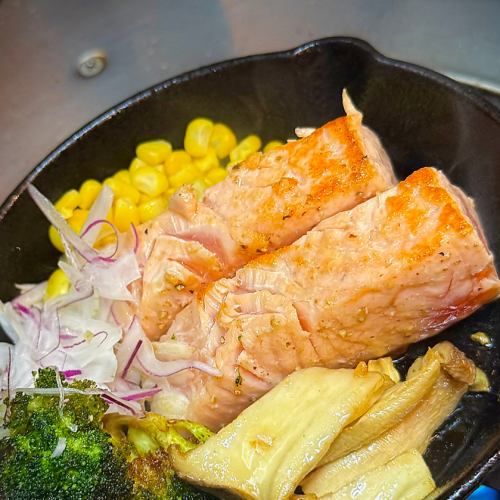 厚切りサーモン鉄板ステーキ ガーリックバター醤油