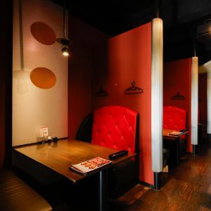 1Fにボックステーブル席を３つご用意しています。開放的な店内の雰囲気と、キッチンも見えるので臨場感あふれるお席となります。