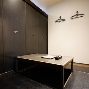 ２Fには４人がけの掘りごたつ式個室が４部屋あり。他のお客様の視線を気にする必要なく、落ち着いた雰囲気でお客様だけの空間で料理を楽しむことができます。