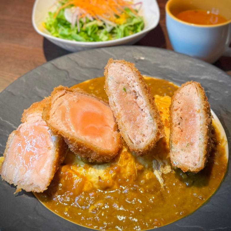 （夏季限定）サーモンレアカツ&メンチカツオムカレーランチ