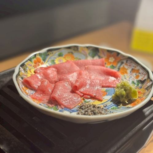 とろける、万葉牛の肉刺し